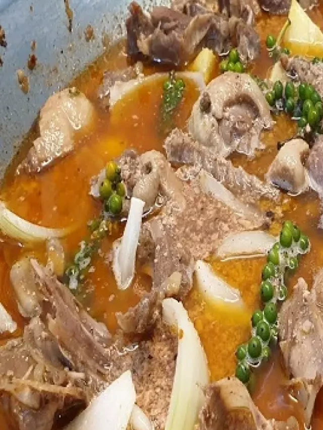   Xuýt xoa vừa thổi vừa ăn lẩu vịt nấu tiêu cay nồng thơm phức