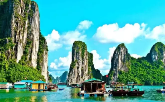 Du lịch Hạ Long: Khám phá những địa danh và món ngon nổi tiếng nhất