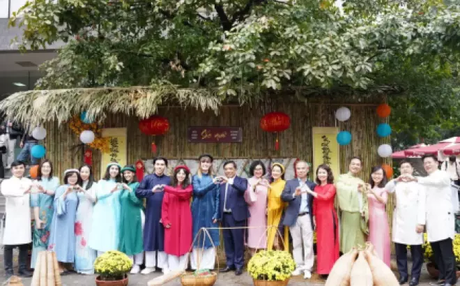 Sinh viên quốc tế sống đầy cảm xúc trong trải nghiệm Tết cổ truyền Việt Nam