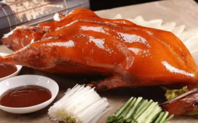 Bí quyết làm vịt quay Bắc Kinh với da giòn vàng, thịt ngon béo