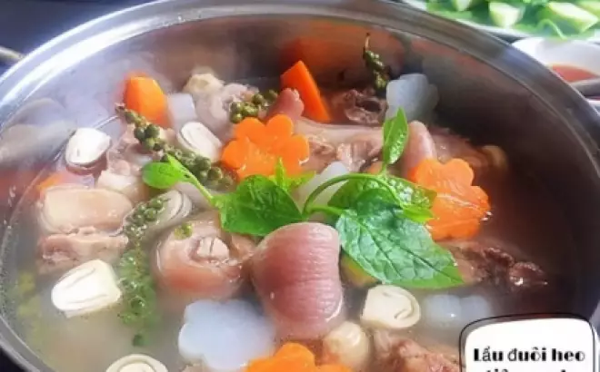 Cách làm lẩu đuôi heo tiêu xanh giòn ngon, hấp dẫn