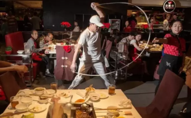 Điểm danh các nhà hàng đồ Trung với dịch vụ “múa ẩm thực” có 1-0-2: Múa mì, múa lân hay múa trà đều có đủ!