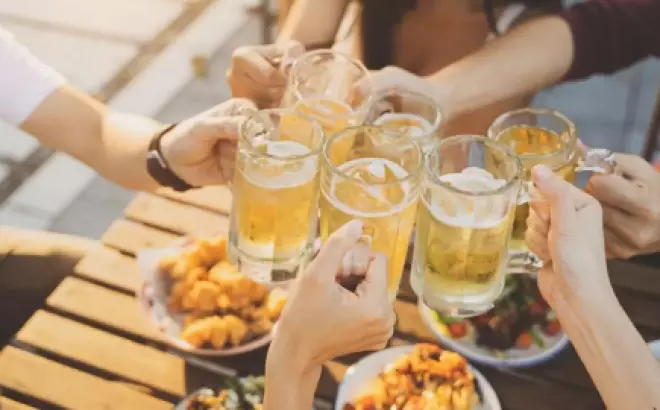 Làm ngơi tại những quán nhậu vỉa hè Hà Nội giá rẻ, thực đơn đa dạng