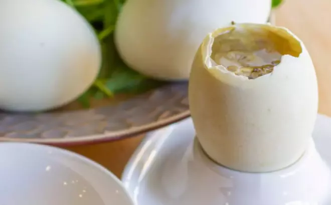 Luộc trứng vịt lộn: Bí quyết để có món ngon đúng chuẩn