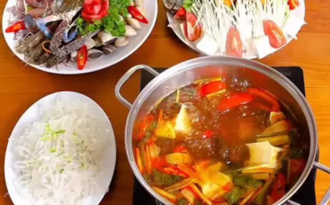 Hướng dẫn nấu lẩu cá hồi thái cay ngon như ngoài quán