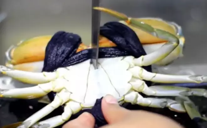 Bí quyết để tạo món lẩu cua biển chua cay hấp dẫn tại nhà