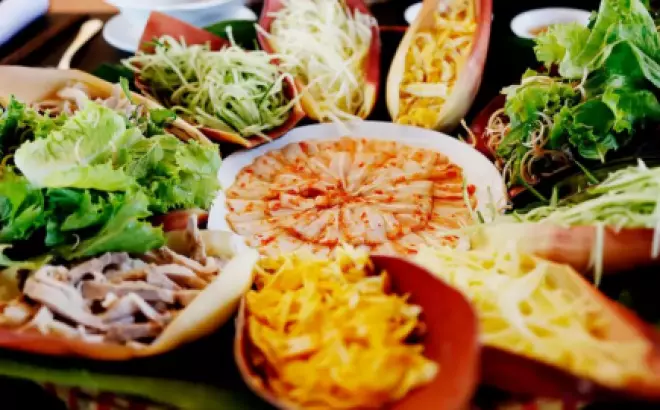 Món lẩu 'âm dương ngũ hành' khiến thực khách gắp mỏi nhừ tay ở Phan Thiết