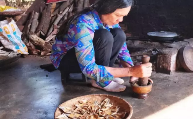 Muối cá lá é của mẹ