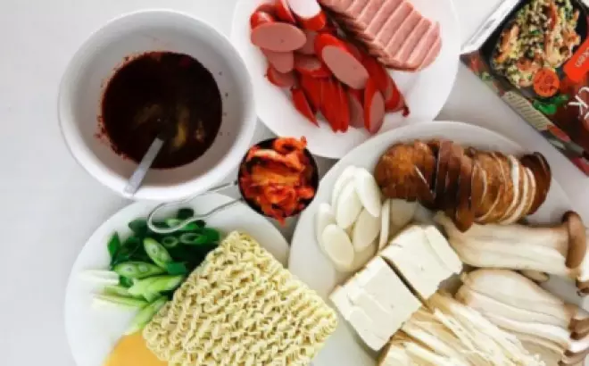 Cách nấu lẩu mì cay Hàn Quốc thơm ngon, đậm đà
