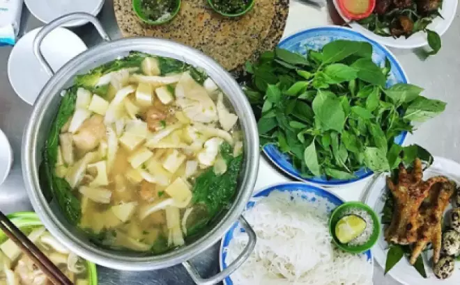 2 quán lẩu gà lá é Đà Lạt thu hút đông đảo khách, chỉ cần lơ là phải đặt bàn từ trước để có cơ hội thưởng thức suốt buổi ăn.