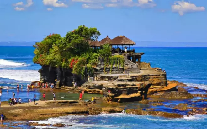 Đền Tanah Lot - Ngôi đền linh thiêng nằm trên khối đá giữa biển khơi