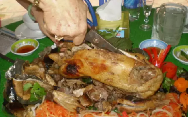 Vịt Xiêm Gói Lá Sen Nướng Đất Sét: Món Ngon Dân Gian Đậm Đà Từ Vùng Đồng Quê